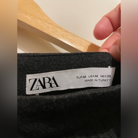 Zara Elegant Black Pleated Skirt - Picture 2 of 3